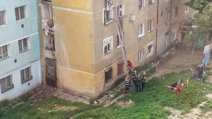 3 copii au rămas blocați în apartament, pompierii medieșeni intervenind pentru salvarea lor