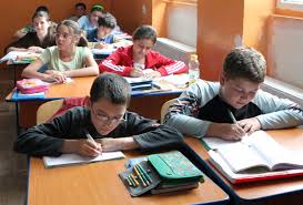 Aproape 4000 de elevi de clasa a IV-a din judeţul Sibiu au susţinut astăzi primul examen școlar