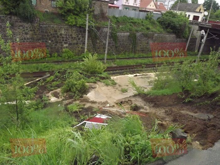 Galerie Foto: O conductă de apă a cedat și a făcut ravagii la podul CFR din Mediaș