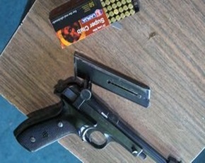 Pistol şi cartuşe găsite într-o casă din Brateiu
