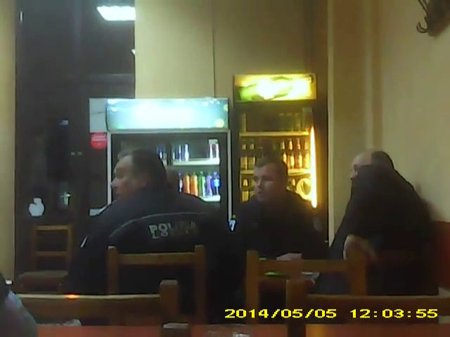 VIDEO: Patru polițiști locali filmați în bar, în timpul serviciului