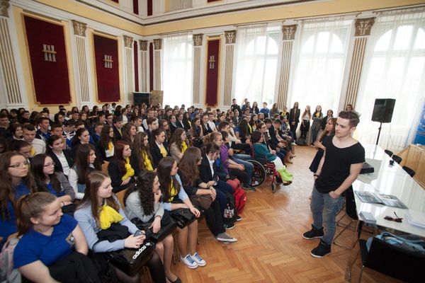 Salvaţi Copiii şi Andrei Leonte sunt în Sibiu și le vorbesc liceenilor despre Siguranţa pe Internet