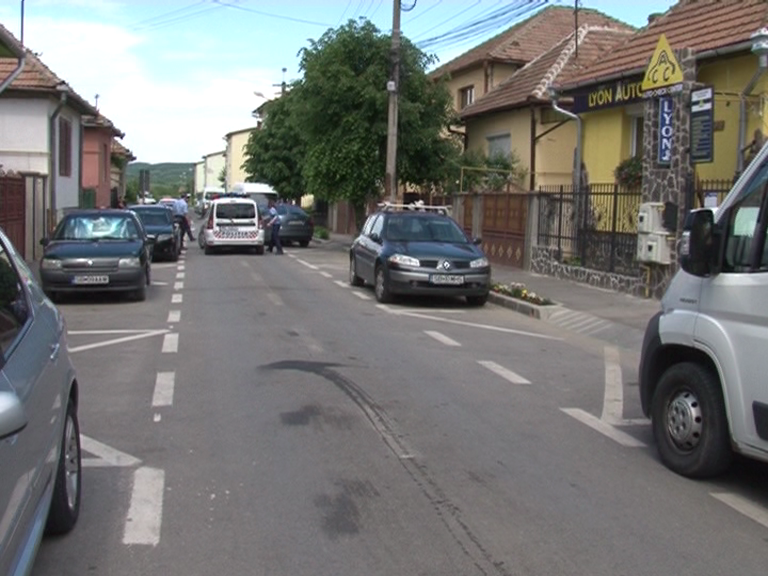 Un șofer băut bine a lovit două mașini pe o stradă cu sens unic