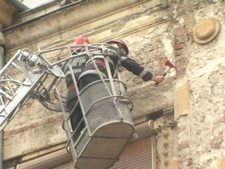 O tânără a ajuns la spital după ce i-a căzut tencuială în cap