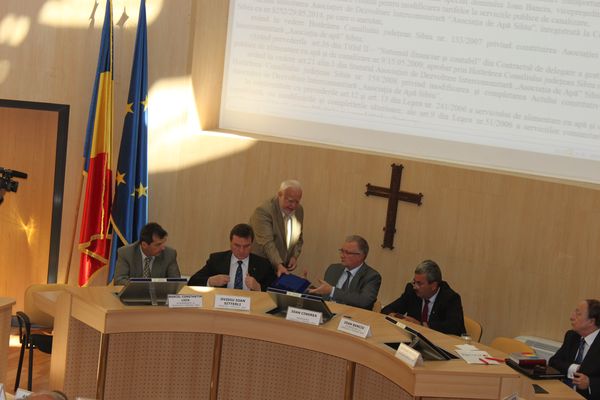 Corneliu Bucur i-a returnat președintelui CJ titlul de cetățean de onoare