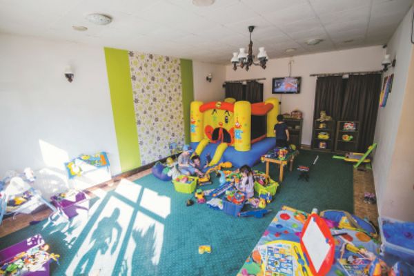 Singurul restaurant din Sibiu cu loc de joacă pentru copii și ciolan afumat, la rotisor
