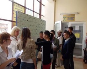 Angajatorii, stimulați financiar să încadreze absolvenți
