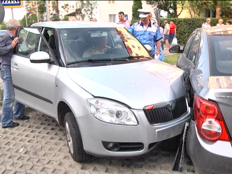 Accident spectaculos pe Calea Cisnădiei, un șofer a distrus trei mașini parcate