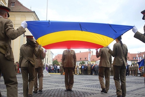 Drapelul Romaniei, înălţat astăzi pe catarg