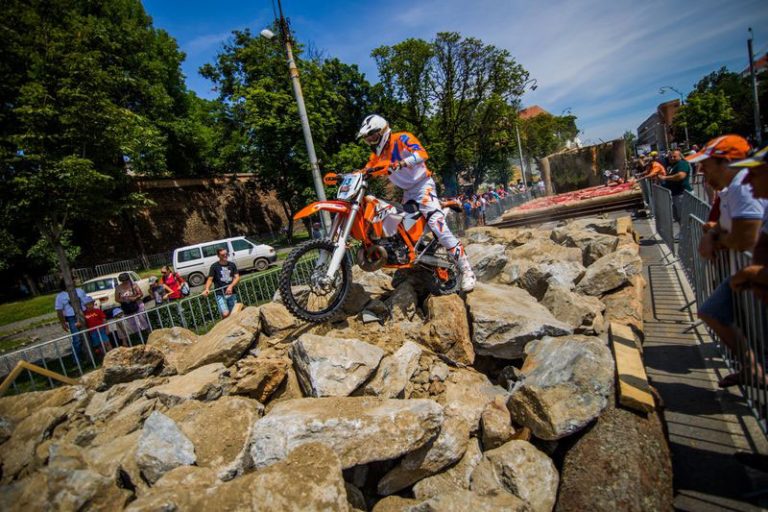 Reprezentaţie incendiară oferită de motocicliştii de la Red Bull Romaniacs