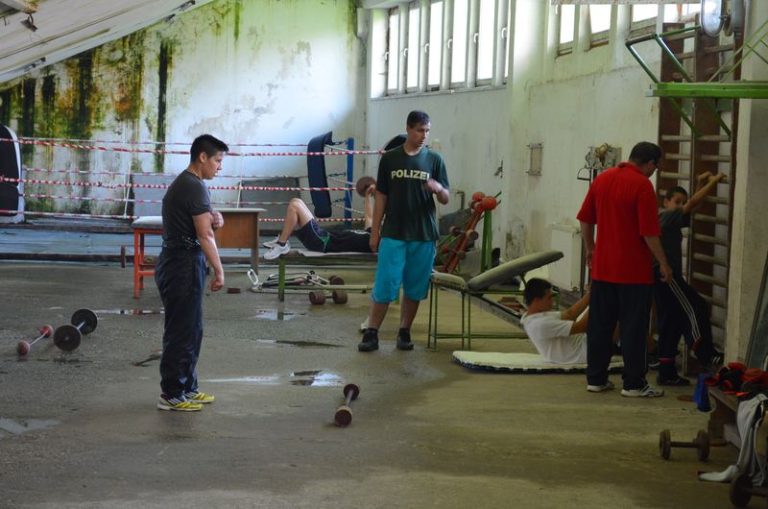 STRIGĂTOR LA CER! Condiţii inumane de antrenament pentru boxerii din oraşul nostru