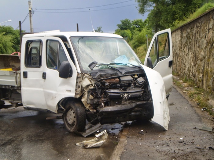 UPDATE: Un medieșean a intrat cu autoutilitara într-un zid de beton