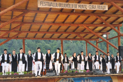 Festivalul „Bujorul de munte” are loc în weekend la Gura Râului/ Vezi programul