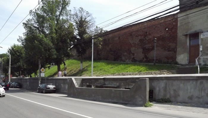 Ultimatum pentru proprietarul fostului WC-Public din zona centrală a Mediașului, ajuns depozit de gunoi