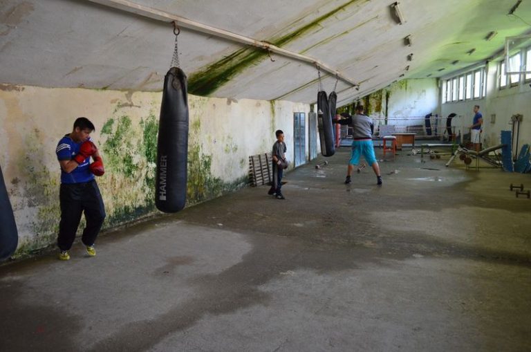 Bani pentru sala de box nu există, doar mucegai, frig şi condiţii dezastruoase