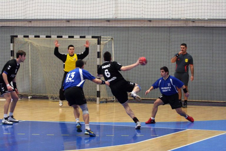 Obiectiv îndrăzneţ pentru handbaliştii sibieni : semifinale, cel puţin