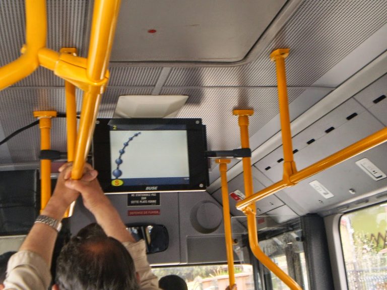 Medieșenii sunt informați în mijloacele de transport în comun