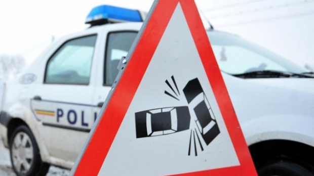 UN TÂNĂR A FOST RĂNIT GRAV DUPĂ CE A INTRAT CU MAȘINA ÎNTR-UN STÂLP
