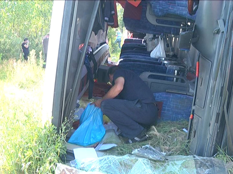 Accident grav pe DN1, la Mohu. Un autocar s-a rasturnat