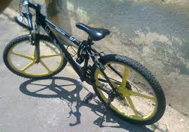 Poliţiştii caută un biciclist care a accidentat un pieton şi a părăsit locul accidentului