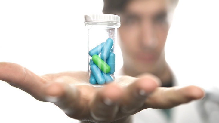 TRATAMENTUL BOLNAVILOR INFECTAȚI CU VIRUSUL HIV, ASIGURAT PÂNĂ LA FINALUL ANULUI