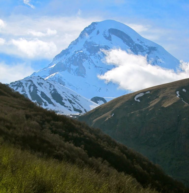 3 alpiniști, 2 medieșeni și un sibian, pe vârful Kazbek (5.047 m)