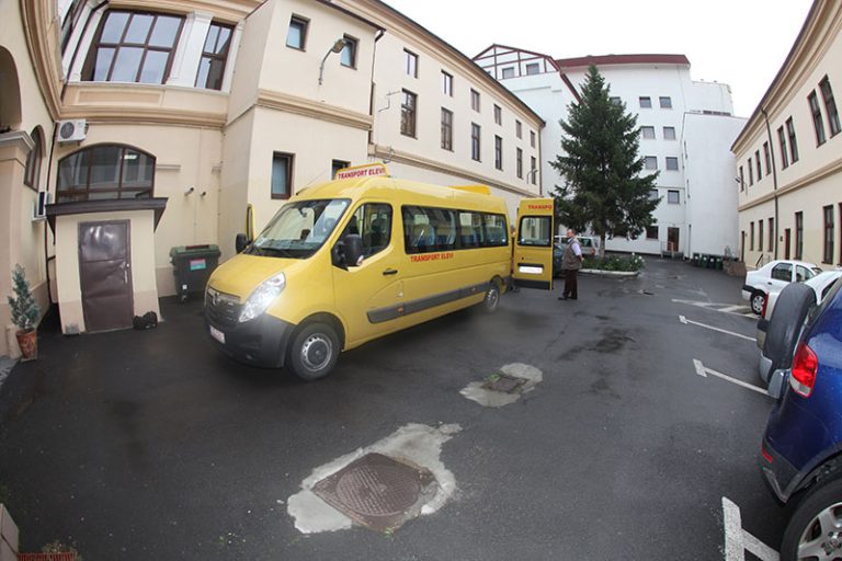 Județul Sibiu primește 24 de microbuze școlare, primele două ajuns deja la Alma și Alțâna
