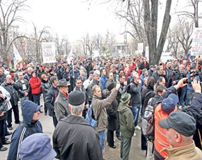 Solicitări din partea angajaţiilor din administraţia locală şi promisiuni de începere a protestelor