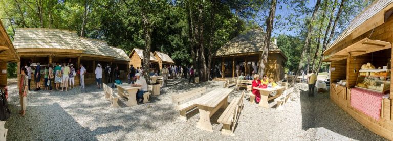 PRIMA EDIȚIE A „TÂRGULUI COMUNITTĂȚILOR LOCALE” ARE LOC ÎN MUZEUL SATULUI