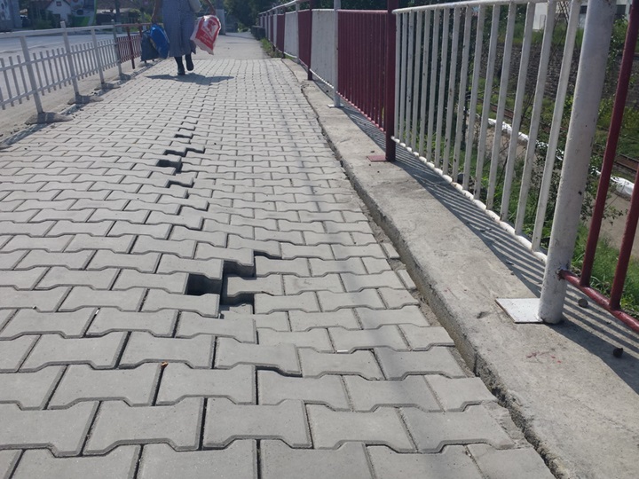 Trotuarul de la Podul CFR din Mediaș se lasă tot mai mult, la nici două luni de la reabilitare