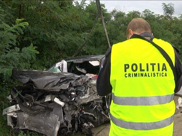 GALERIE FOTO: ACCIDENT GRAV PE DN1, O FEMEIE ESTE ÎN COMA