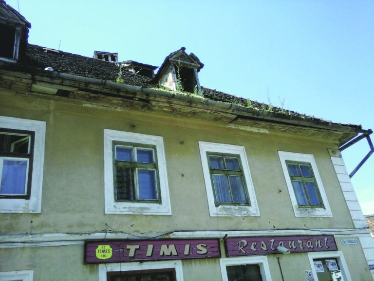 Acoperisul degradat, un pericol pentru pietoni