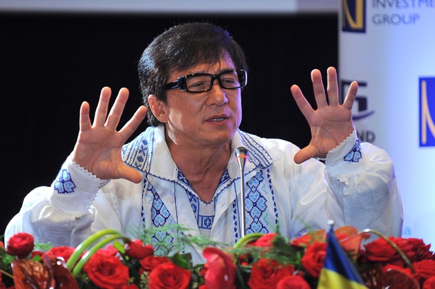 Jackie Chan a acceptat titlul de ambasador cultural pentru România şi China, îmbrăcat în ie