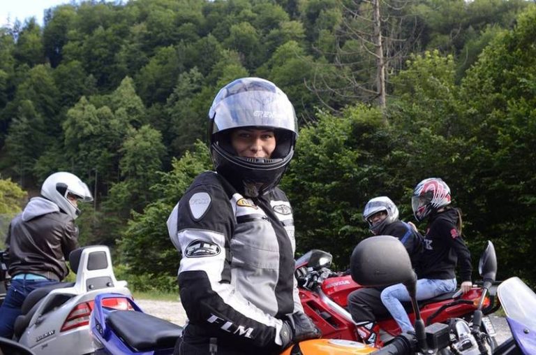 GALERIE FOTO: O tânără de 18 ani a murit sub roțile unui TIR după ce a căzut cu motocicleta