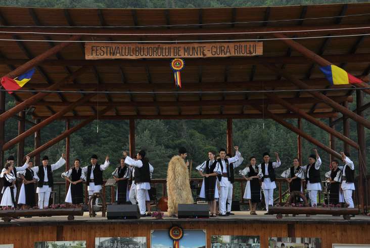 Ansamblul de Dansuri Populare “Bujorul de munte” duce tradițiile Sibiului la un festival din Grecia