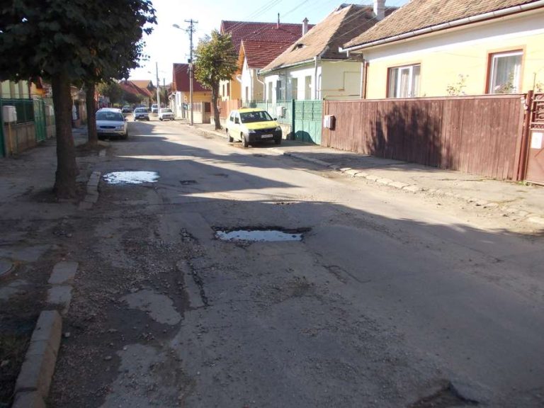 Asfalt plin de gropi pe strada Strungului