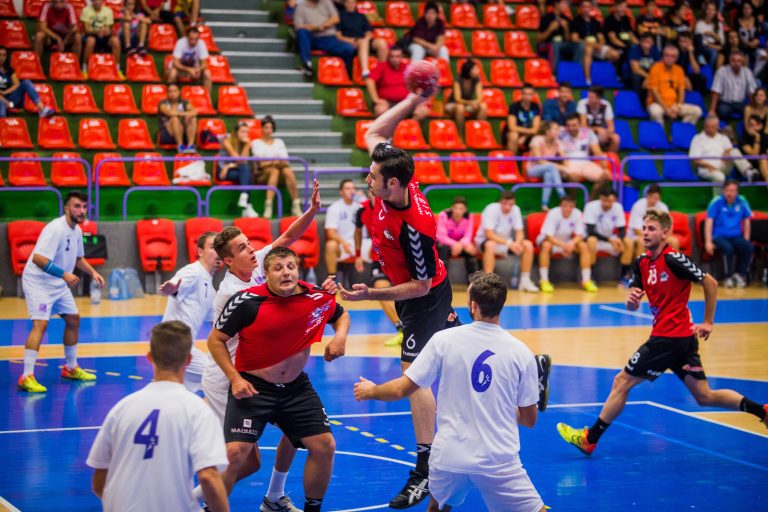 Victorie convingătoare pentru handbaliştii sibieni : HC Sibiu 33-29 Poli Timişoara