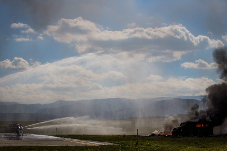 Simulare: Un avion cu 105 pasageri a luat foc la aterizarea forţată pe aeroportul din Sibiu
