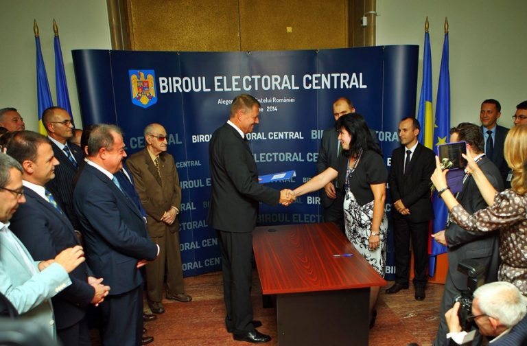 Klaus Iohannis, înscris oficial în cursa pentru prezidențiale, cu 2,2 milioane de semnături de susținere