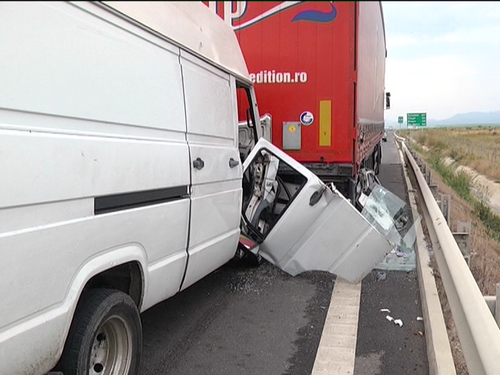 Accident pe autostradă, un șofer a adormit la volan și a lovit un TIR