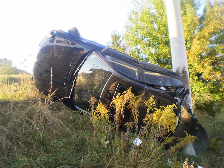 FOTO: Un medieşean de 23 de ani şi-a distrus BMW-ul, după ce a ajuns cu el în stâlp