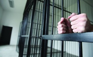Condamnat la închisoare, pentru că a condus fără permis