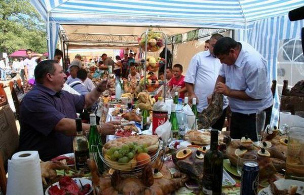 Regele Cioabă vrea să mute sărbătoarea națională a romilor de la Costești