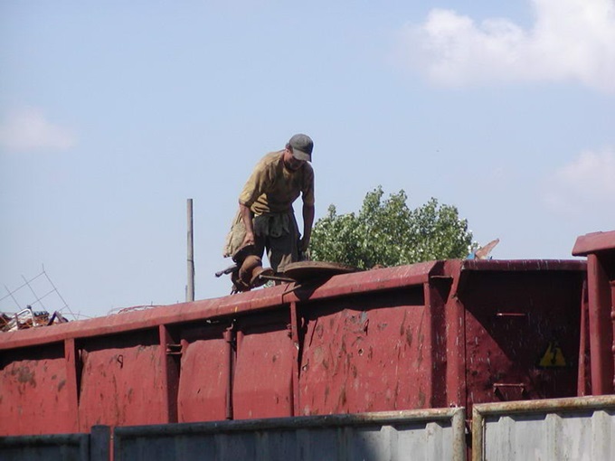 Au fost prinși la furat de fier vechi și l-au zdrobit în bătaie pe paznic