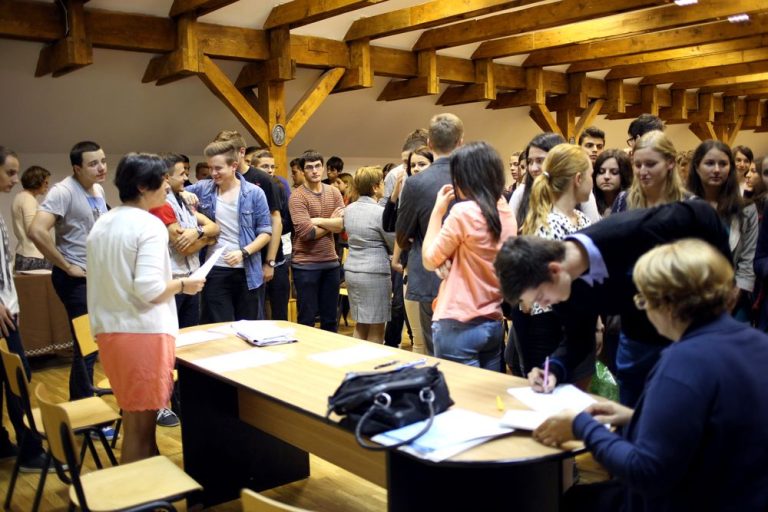 13 elevi sibieni certificați C2 Cambridge