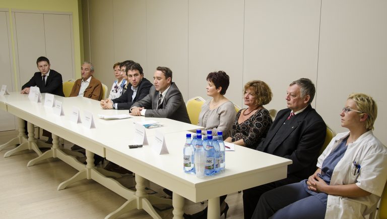 7 copii suferind de spina bifida si hidrocefalie, operaţi probono la Spitalul Polisano