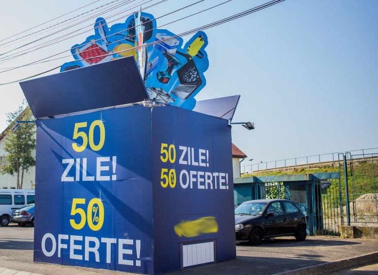 Cabluri de energie și telecomunicații sprijinite pe cub promoțional.