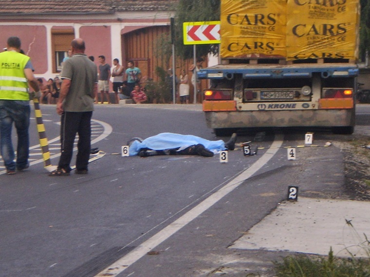 FOTO: Accident mortal la Brateiu, o tânără de 18 ani şi-a găsit sfârşitul sub roţile unui tir