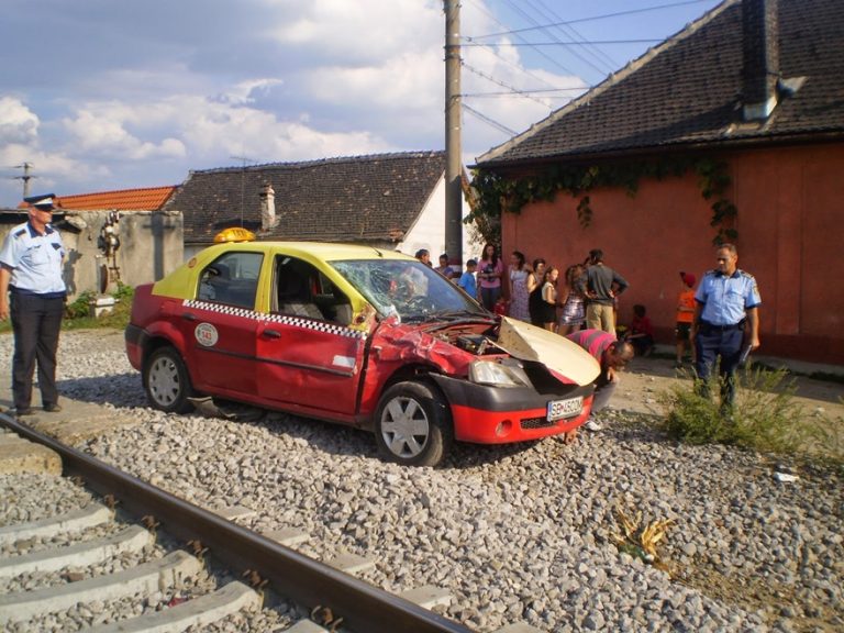 FOTO : Taxiul în care se aflau 5 persoane a fost lovit de tren la Copşa Mică