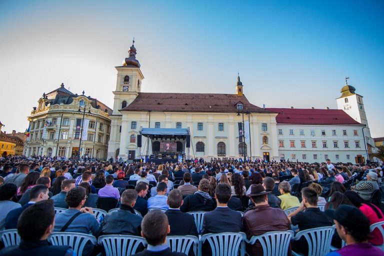 Bobocii ULBS au fost întâmpinaţi la Sibiu în “Aula oraşului”, Piaţa Mare